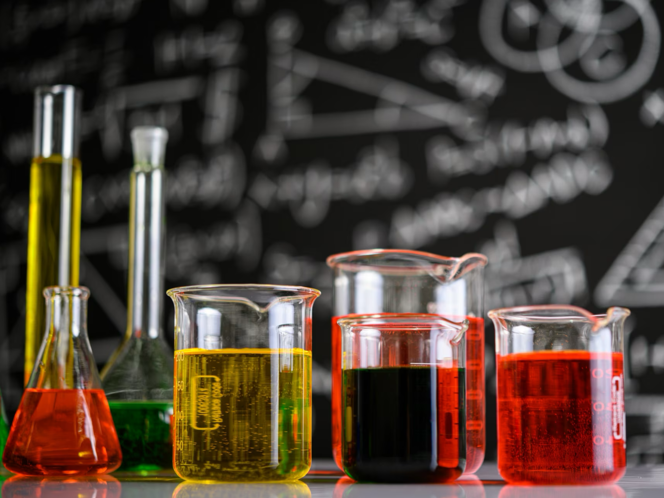 تخصص الكيمياء التطبيقية: ركيزة الابتكار ومحرك التطور في العلوم والصناعة